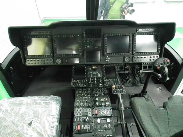 ▲ 수리온의 조종석을 그대로 본뜬 정비 시뮬레이션 시설. 신형 UH-60 처럼 디스플레이 패널을 통해 각종 정보를 한 눈에 알 수 있다.