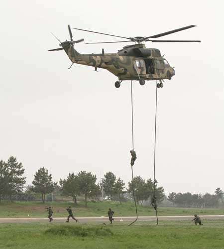 ▲ 육군 항작사 소속 강습대대원들이 '패스트 로프' 시범을 보이고 있다.