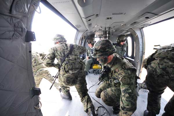 ▲ 육군 항작사 소속 강습대대원들이 공중강습작전 시범을 보이고 있다.