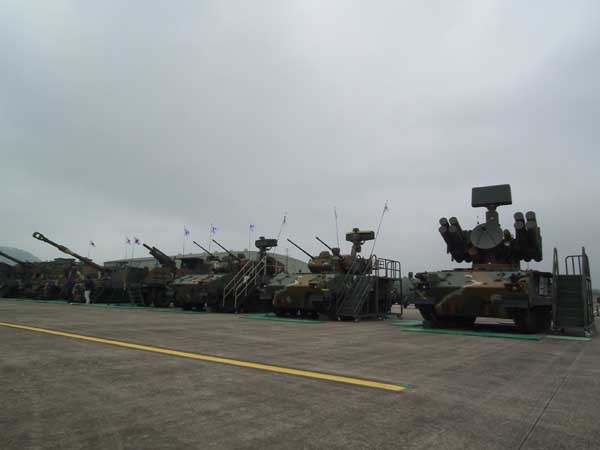 ▲ 수리온 실전배치 행사장 한 켠에는 우리 군의 주력 장비와 현재 테스트 중인 시제품들도 나왔다. 오른쪽부터 지대공 미사일 '천마', 자주 대공포 '비호', '비호'에 지대공 미사일 4발을 장착한 '복합 비호', 105mm 견인포를 5톤 트럭에 실은 모델, K-55 자주포 순이다.