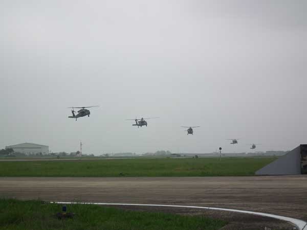 ▲ UH-60과 수리온이 함께 기동하는 모습. 수리온이 늘어나면 육군 항공전력은 UH-60과 수리온이 주력이 된다.