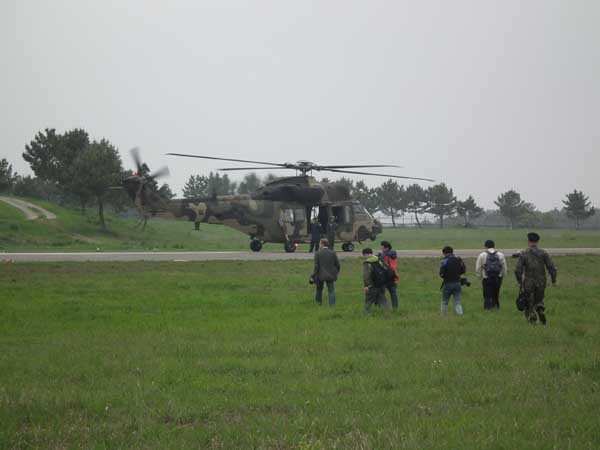 ▲ 수리온 시승을 위해 걸어가는 기자들. 기존의 헬기에 비해 힘이 좋다는 느낌이 들었다.