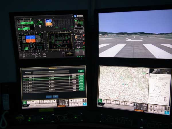 ▲ 수리온 시뮬레이션 장비 조종 패널. 훈련교관은 이 패널을 통해 다양한 조건을 부여할 수 있다.