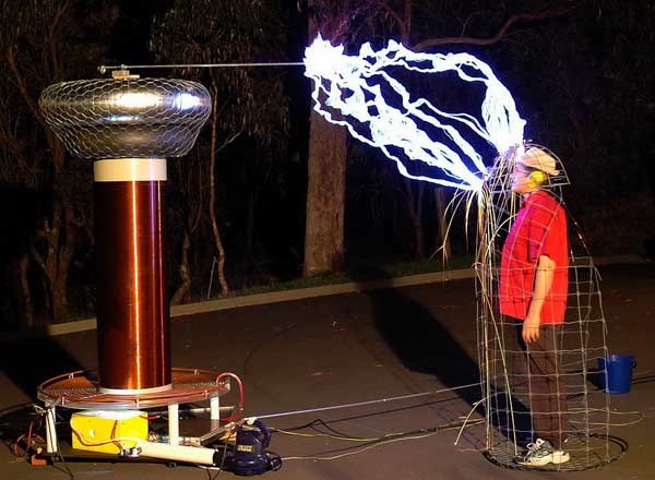 ▲ 초고압 전류를 만들어 내는 테슬라 코일로 패러데이 케이지를 테스트하는 연구자.