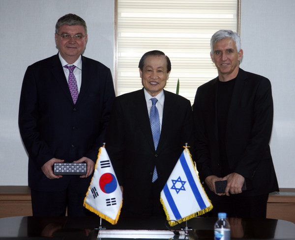 ▲ 좌측부터 투비아 이스라엘리 주한 이스라엘 대사, 이경재 방통위 위원장, 암논 바레브 체크포인트 사장ⓒ방송통신위원회