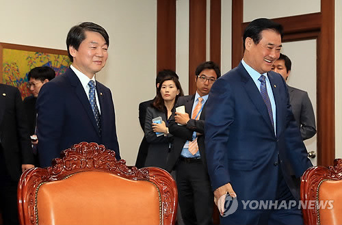 ▲ 강창희 국회의장이 지난 13일 오전 국회의장실에서 무소속 안철수 의원을 만나 상임위 배치 문제와 관련한 얘기를 나누기 위해 자리로 안내하고 있다. ⓒ연합뉴스