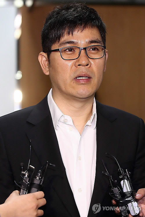 ▲ 불법도박 혐의를 받고 있는 방송인 김용만이 7일 오전 서울 서초구 서초동 서울중앙지방법원 522호 법정에서 열리는 첫 공판을 위해 출석해 취재진 질문에 답하고 있다.  ⓒ 연합뉴스