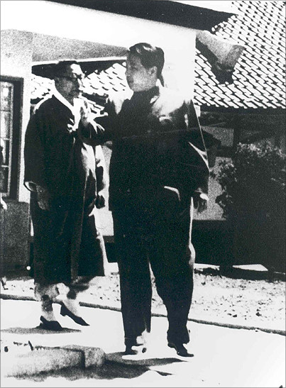 ▲ 평양에 간 김구(왼쪽)를 안내하는 김일성.(1948.4.)