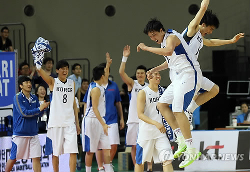 ▲ 21일 오후 인천시 부평구 삼산월드체육관에서 열린 제3회 EABA 동아시아남자농구선수권대회에서 우승한 한국 선수들이 기뻐하고 있다. ⓒ연합뉴스