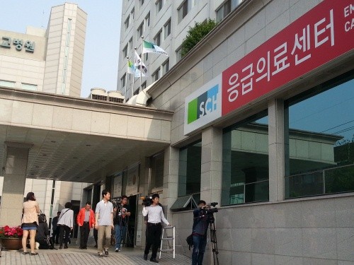 ▲ 가수 손호영이 숨진 여자친구와 같은 방법으로 자살을 기도하다 병원에 이송되는 사건이 발생했다. 사진은 손호영이 입원 중인 순천향병원 응급실 전경.  ⓒ 조광형 기자