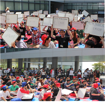 ▲ 예선을 통과한 100명의 학생들이 골든벨에 도전하고 있다