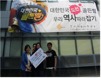 ▲ 행사를 주최한 박은정 대표와 골든벨의 주인공 윤지원 학생