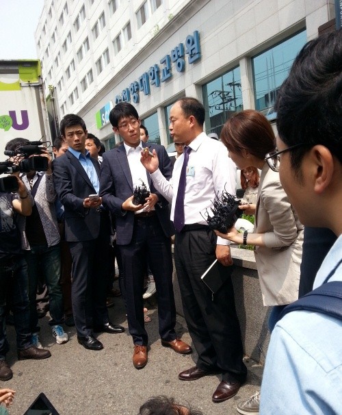 ▲ 24일 취재진에게 가수 손호영의 건강 상태를 설명하고 있는 순천향대 병원 관계자.  ⓒ 조광형 기자