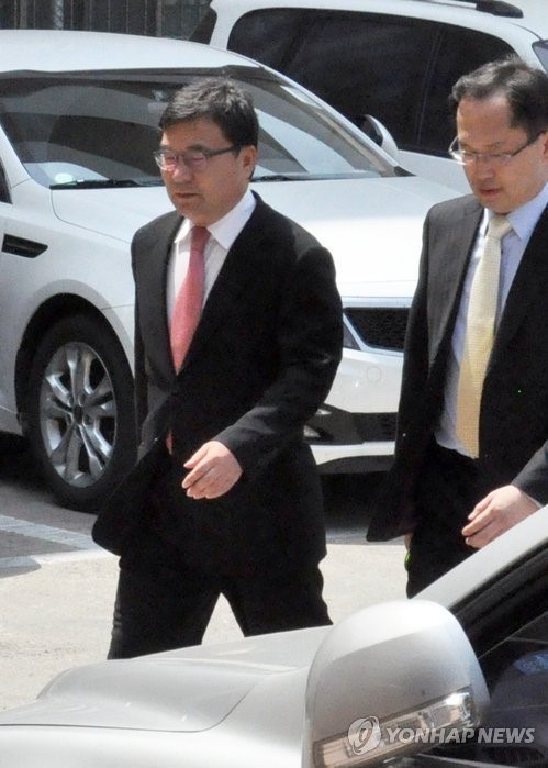 ▲ 공직선거법 위반 혐의로 기소된 민주당 이상직(50·왼쪽) 의원이 24일 항소심에서 의원직 상실형인 벌금 300만원을 선고받았다. 이상직 의원이 법원에 들어서는 모습. ⓒ연합뉴스