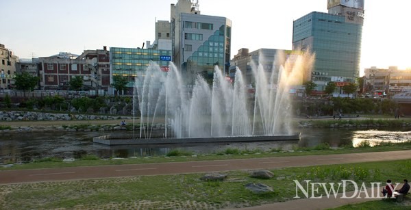 ▲ 대전중앙시장과 대전천은 인접해있다. 대전천에는 음악에 맞춰 춤을 추는 음악분수가 가동중이다 ⓒ정상윤