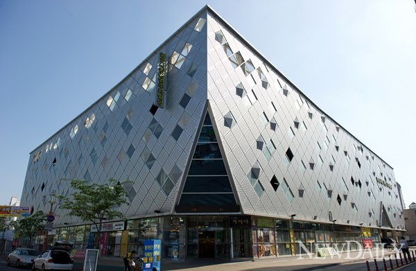 ▲ 시장인근의 주차장빌딩 ⓒ정상윤