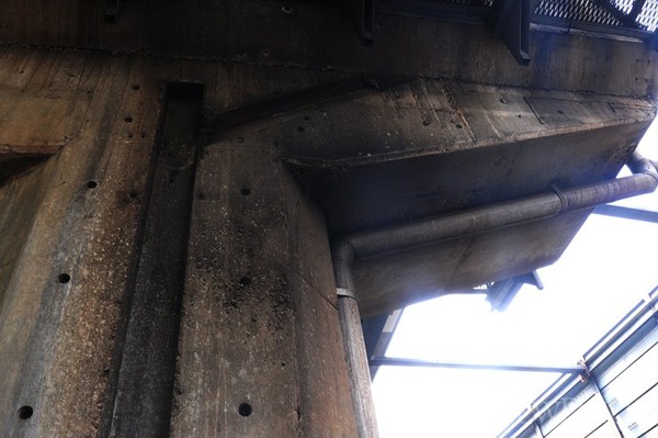 ▲ 화재가 난 차량 주변에 있던 고가도로. 화재로 검게 그을려 있다.