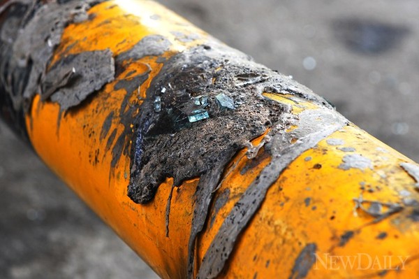 ▲ 이날 차량이 불에 타면서 주차장 안전봉 일부가 녹아 내린 모습.