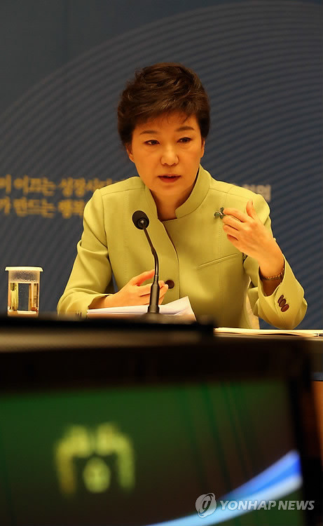 ▲ ▲ 박근혜 대통령이 지난 1일 오전 청와대에서 열린 제1차 무역투자진흥회의에서 경제와 산업, 무역의 발전을 강조하고 있다. ⓒ 연합뉴스