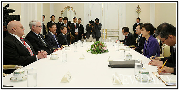 ▲ 박근혜 대통령이 23일 미국 전략국제문제연구소 소장 일행을 접견하고 있다. ⓒ 뉴데일리