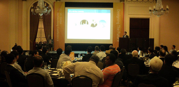 ▲ ⓒSK 글로벌성장위원회 위원장인 구자영 SK이노베이션 부회장이 최근 미국 휴스턴에서 개최된 글로벌 포럼에 참석, SK의 에너지 및 화학 관련 기술력과 글로벌 트렌드 등을 설명하는 모습.