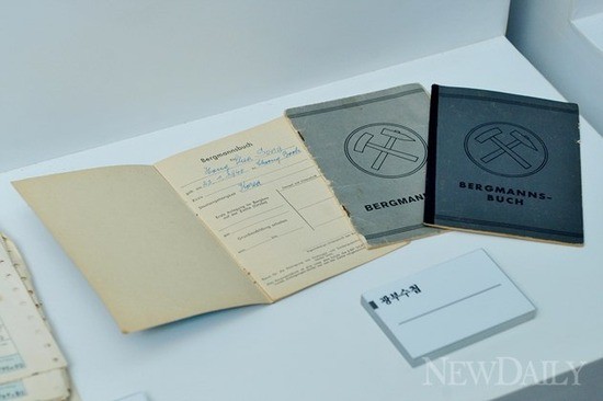 ▲ 파독광부들이 쓰던 '광부수첩' ⓒ 뉴데일리 이종현 기자