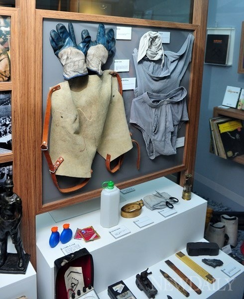 ▲ 당시 파독 광부들이 입었던 속옷과 작업 도구들. ⓒ 뉴데일리 이종현 기자