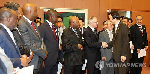 ▲ ⓒ'아프리카의 친구들' 행사에 참가한 대사들과 악수하는 윤병세 외교부장관