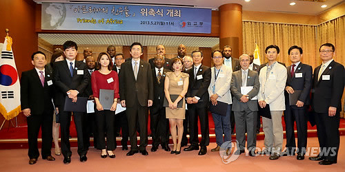 ▲ ⓒ'아프리카의 친구들' 행사에 참가한 대사들과 악수하는 윤병세 외교부장관