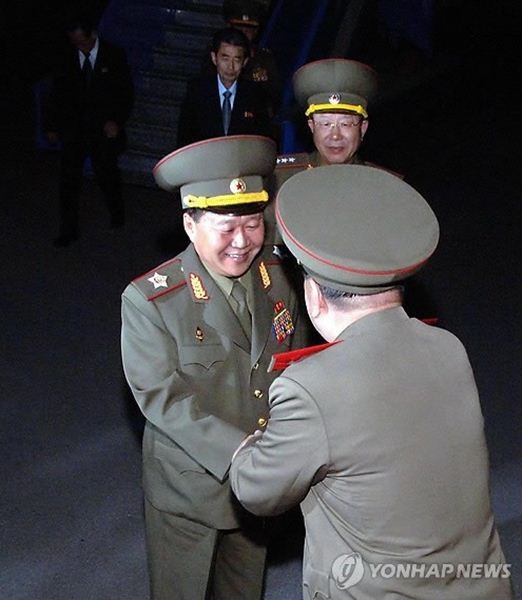 ▲ 북한 김정은 국방위원회 제1위원장의 특사 자격으로 중국을 방문한 최룡해 인민군 총정치국장이 24일 특별기편으로 귀국했다고 조선중앙통신이 25일 보도했다. 2013.5.25  ⓒ 연합뉴스