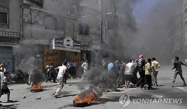 ▲ 내전 직전 정부군에 대항하는 시위대의 모습. 지금 예맨 상황은 극도로 위험하다. [사진: 연합뉴스]
