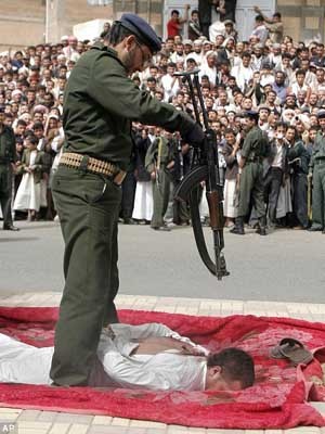 ▲ 예맨의 공개처형 장면. 예맨 같은 근본주의 이슬람 국가에서 기독교 등을 선교하는 건 처형대상이 될 수 있다.