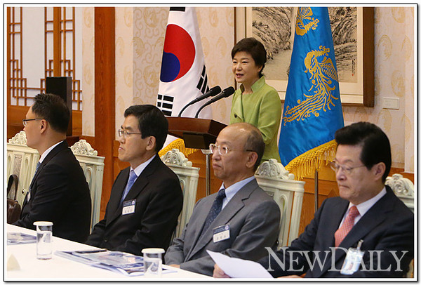 ▲ 박근혜 대통령이 29일 오전 청와대에서 국민경제자문회의 첫 회의를 주재하기 앞서 모두 발언을 하고 있다. ⓒ 뉴데일리