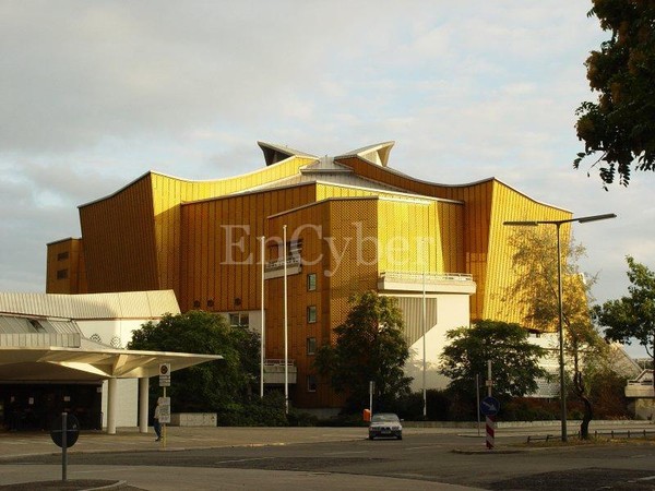 ▲ 릴리야 질버스타인이 박성준이 지휘하는 [베를린 신포니에타-바르샤바 로얄 심포니] 연합오케스트라와 함께 차이코프스키 피아노 협주곡 1번을 연주하고 있다.