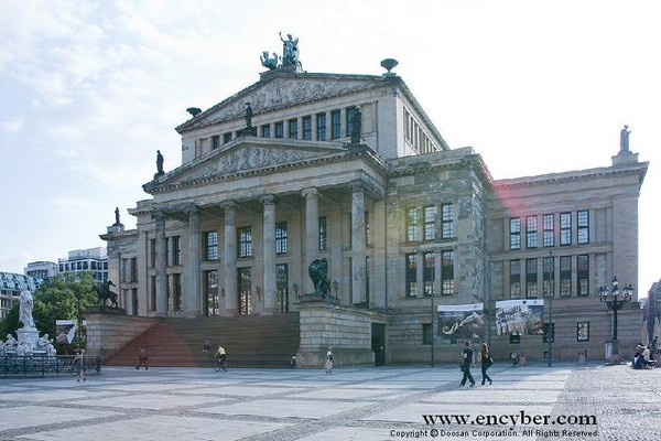 ▲ 베를린 공수 물자를 운송하는 항공기를 기다리는 서베를린 시민들ⓒ[Author=United States Air Force]