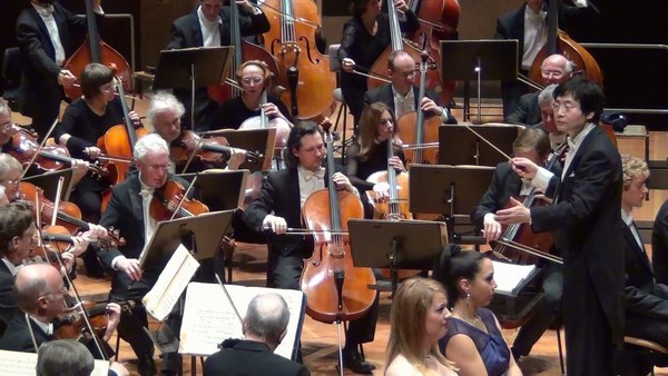 ▲ 베를린 공수 물자를 운송하는 항공기를 기다리는 서베를린 시민들ⓒ[Author=United States Air Force]