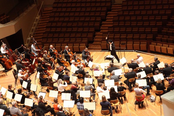 ▲ 박성준 지휘자가 '베를린 필하모니' 메인홀서 신념음악회 베토벤 9번 교향곡 '합창' 리허설을 하고 있다. ⓒ