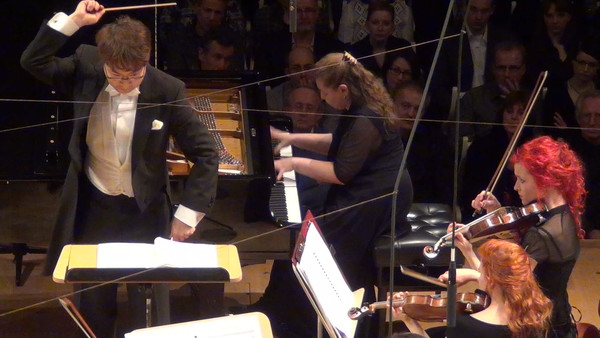 ▲ 릴리야 질버스타인이 박성준이 지휘하는 [베를린 신포니에타-바르샤바 로얄 심포니] 연합오케스트라와 함께 차이코프스키 피아노 협주곡 1번을 연주하고 있다.