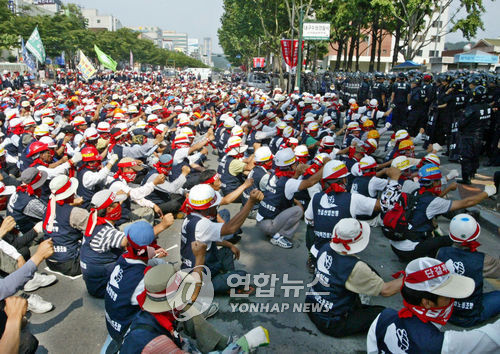 ▲ 대구경북건설노조원들이 2006년 6월 12일 대구 수성경찰서 앞 차도를 점거, 지도부에 대한 경찰의 영장신청에 항의하는 집회를 열고 있다. ⓒ연합뉴스