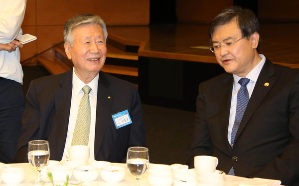▲ ⓒ서승환 국토교통부 장관과 환담을 나누는 이종근(사진 좌측) 부영 회장.