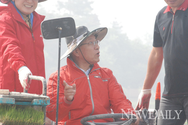 ▲ 새누리당 황우여 대표가 30일 오전 충남 당진 송산면 당산리에서 이앙기에 올라 모내기 봉사활동을 하고 있다. ⓒ뉴데일리