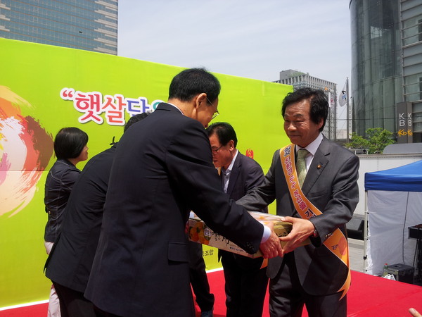 ▲ 새누리당 이완영 의원이 30일 청계천 광장에서 열린 칠곡 우수농산물 직판장에서 과일을 판매하고 있다. ⓒ뉴데일리