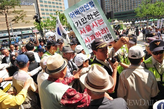 ▲ 30일 오후 3시 '어버이연합' 회원들이 서울시청 정문 앞에서, 서울시의 '국정원 대응 보고서' 규탄 집회를 열고 있다.ⓒ 뉴데일리 이종현 기자