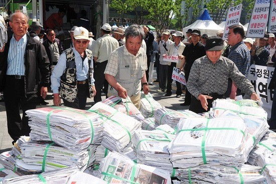 ▲ '어버이연합' 회원들이, 자신들이 주워 모은 [신문 폐지 뭉치]를 쌓아놓고 집회를 열고 있다.ⓒ 뉴데일리 이종현 기자
