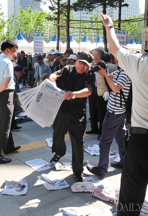 ▲ 서울시청 앞에서 집회를 연 '어버이연합' 회원들이 '신문 폐지 뭉치'를 정문쪽으로 던지고 있다.ⓒ 뉴데일리 이종현 기자