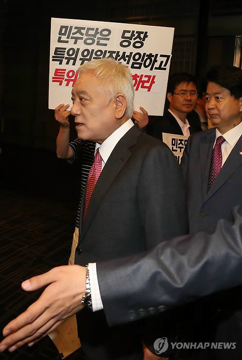 ▲ 민주당 김한길 대표가 30일 오전 서울 종로구 세종로 세종문화회관에서 열린 방송기자클럽 초청 토론회에 참석하며 행사장 입구에서 방송공정성 특위의 정상 운영을 촉구하며 피케팅 시위를 벌이는 언론노조 조합원들을 보고 난감한 표정을 짓고 있다. ⓒ연합뉴스