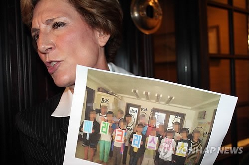 ▲ 수전 솔티 북한자유연합 대표가 30일(현지시간) 지난 2011년 성탄절 중국에 함께 모여 있을 때 찍은 탈북 청소년 15명의 사진을 공개했다. 이중 `ROK'로 표시된 청소년은 한국으로, `USA'는 미국으로 간 청소년이다. 나머지 8명과 사진에 없는 1명은 라오스에서 북한으로 강제 송환된 청소년이다. ⓒ 연합뉴스