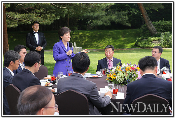 ▲ 박근혜 대통령이 31일 청와대 녹지원에서 출입기자들과 오찬을 갖고 모두발언을 하고 있다. ⓒ 뉴데일리