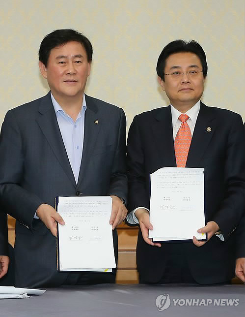 ▲ 새누리당 최경환 원내대표와 민주당 전병헌 원내대표가 31일 국회에서 열린 회담에서 진주의료원 폐업 사태와 관련해 공공의료원 정상화를 위한 국정조사를 실시키로 합의하는 등 6월 임시국회 의사일정 협의를 마치고 포즈를 취하고 있다. ⓒ연합뉴스