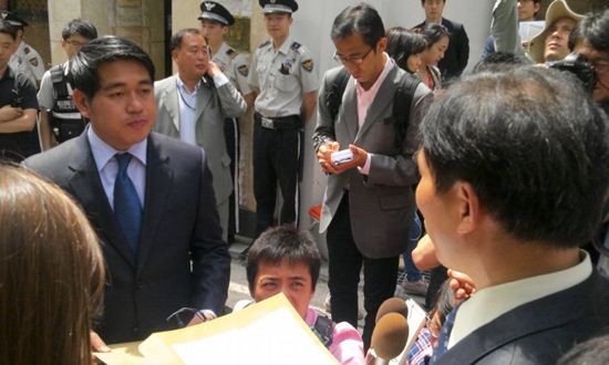 ▲ 이호택 피난처 대표가 주한 라오스 대사관 직원에 항의서한을 전달하고 있다. ⓒ 피난처